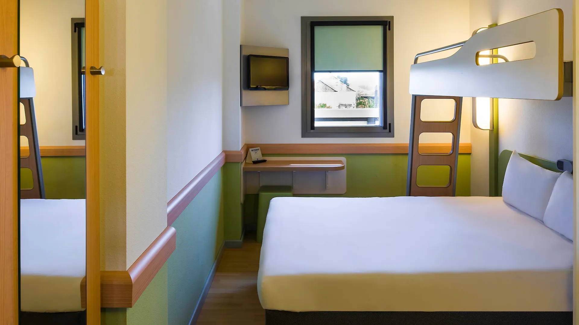 Ibis Budget Sevilla Aeropuerto 0*, סביליה
